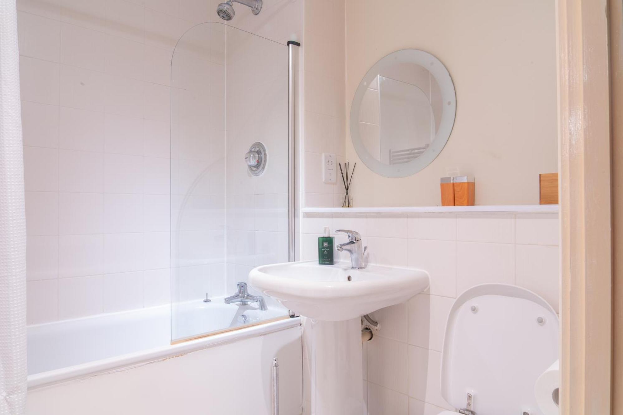 Stay In Our Stylish Flat! & Secure Building & Sleeps Up To 4 Birmingham Exterior photo